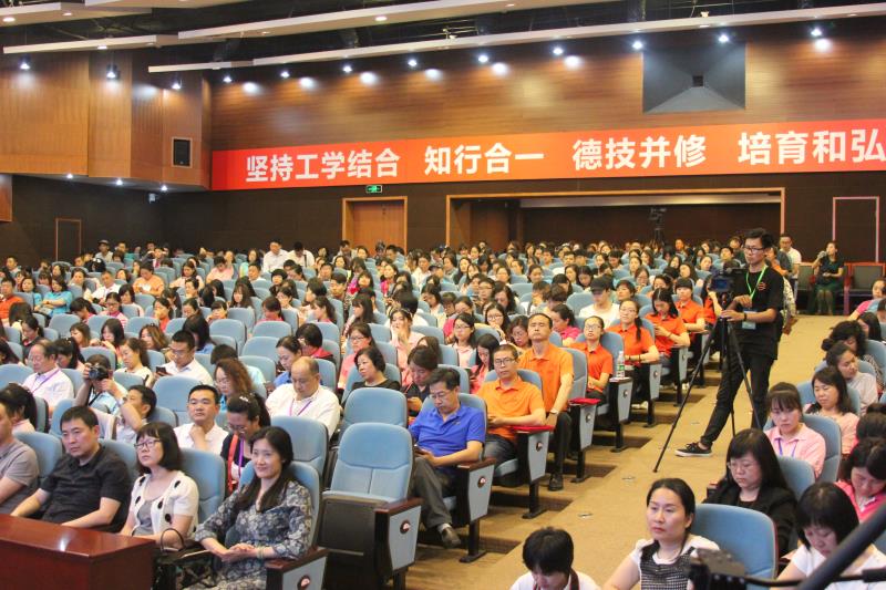 谛听打扮智能制造讲座，明确智能缝制之美