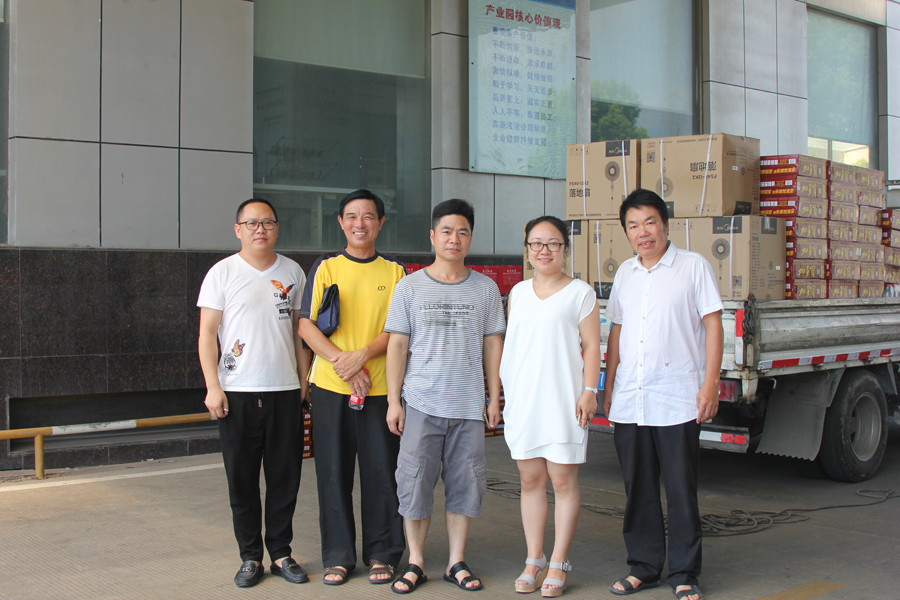 炎炎夏日高温送清凉，温岭市总工会王静副主席、镇总工会主席徐海兵一行慰问拉斯维加斯9888职工