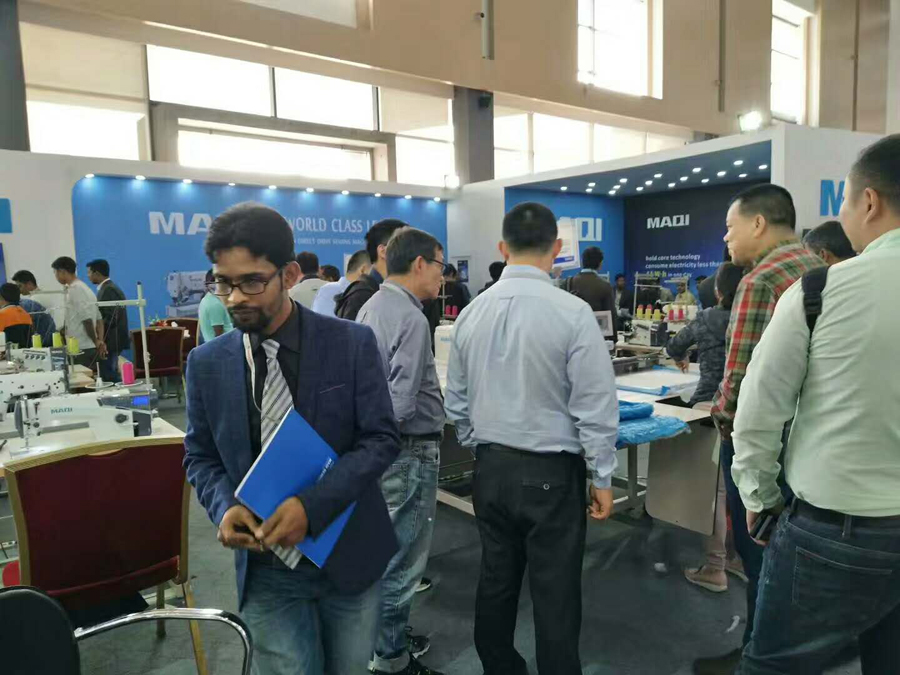 GARMENTECH展会上，孟加拉电视台采访拉斯维加斯9888