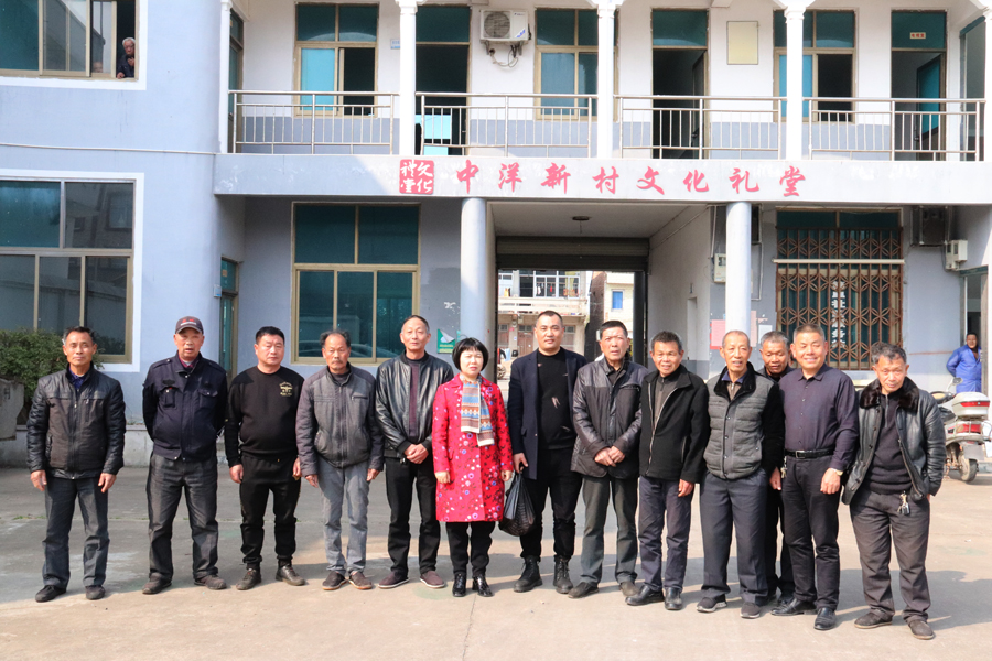 情系家乡，回报社会。温岭市人大代表、拉斯维加斯9888副总司理林燕飞、拉斯维加斯9888党支部书记张继富慰问新河镇中洋新村老人